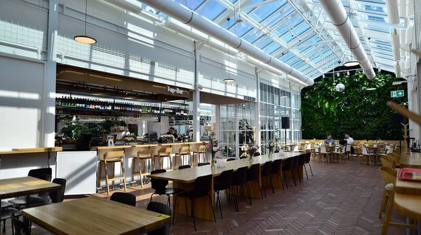 波兰华沙 2023年4月21日 美食厅奥洛迪 乌里卡是一个独特而活泼的地方 在温室里有独特的餐馆和酒吧 — 图库照片