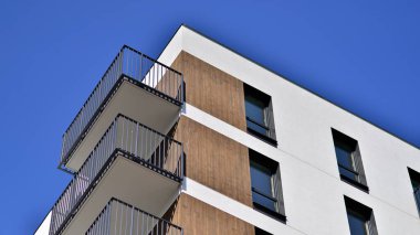  Mavi gökyüzü olan güneşli bir günde modern apartman binaları. Modern bir apartmanın ön cephesi. Gündüz gözüyle çağdaş yerleşim yerinin dış tarafında.. 