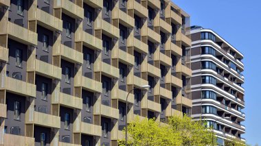 Ekoloji ve yeşil yaşam şehirde, kentsel çevre kavramı. Modern apartman ve yeşil ağaçlar. Ekolojik konut mimarisi. Ağaçların yakınında modern bir yerleşim yeri..