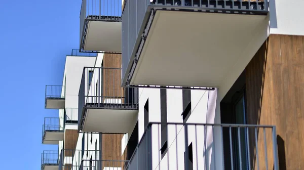 在阳光灿烂的日子里 现代化的公寓楼 蓝蓝的天空 现代公寓楼的立面 光天化日之下的现代住宅建筑外部 — 图库照片