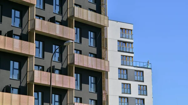青い空の晴れた日に現代的なアパートの建物 近代的なアパートの建物のファサード 昼間の住宅外観 — ストック写真