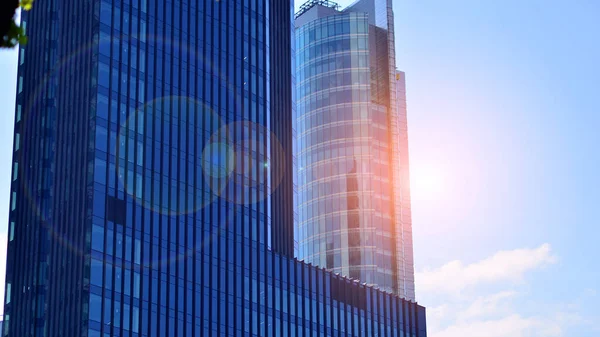 現代的なガラスの建物の窓 ダウンタウンの商業ビルを見上げます 青い空に対する近代的なオフィスビル — ストック写真