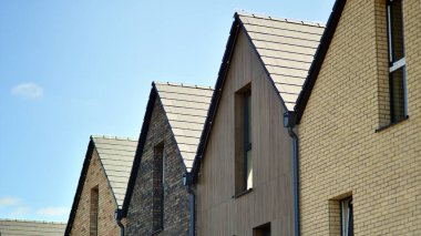 Yeni geliştirilmiş konutlarda teraslı aile evleri. Banliyödeki emlak piyasası. Yeni bir gelişme bölgesinde yeni bekar aile evleri. Modern görünüşlü konutlar.. 