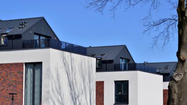 Yeni geliştirilmiş konutlarda teraslı aile evleri. Banliyödeki emlak piyasası. Yeni bir gelişme bölgesinde yeni bekar aile evleri. Modern görünüşlü konutlar.. 