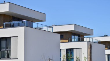 Yeni geliştirilmiş konutlarda teraslı aile evleri. Banliyödeki emlak piyasası. Yeni bir gelişme bölgesinde yeni bekar aile evleri. Modern görünüşlü konutlar.. 