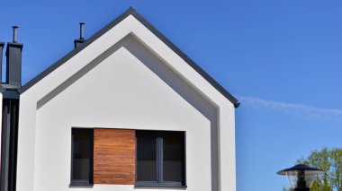 Yeni geliştirilmiş konutlarda teraslı aile evleri. Banliyödeki emlak piyasası. Yeni bir gelişme bölgesinde yeni bekar aile evleri. Modern görünüşlü konutlar.. 