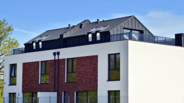 Yeni geliştirilmiş konutlarda teraslı aile evleri. Banliyödeki emlak piyasası. Yeni bir gelişme bölgesinde yeni bekar aile evleri. Modern görünüşlü konutlar.. 