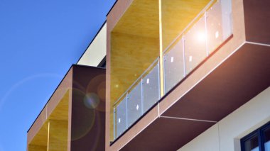  Mavi gökyüzü olan güneşli bir günde modern apartman binaları. Modern bir apartmanın ön cephesi. Gündüz gözüyle çağdaş yerleşim yerinin dış tarafında.. 