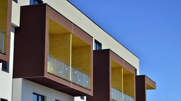 青い空の晴れた日に現代的なアパートの建物 近代的なアパートの建物のファサード 昼間の住宅外観 — ストック写真