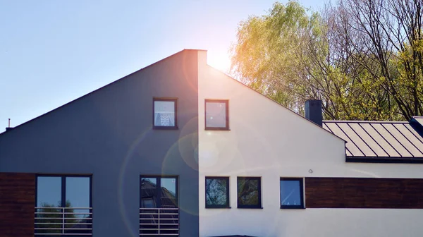 stock image Terraced family homes in newly developed housing estate. The real estate market in the suburbs. New single family houses in a new development area. Residential homes with modern facade. 