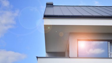 Yeni geliştirilmiş konutlarda teraslı aile evleri. Banliyödeki emlak piyasası. Yeni bir gelişme bölgesinde yeni bekar aile evleri. Modern görünüşlü konutlar.. 