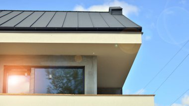Yeni geliştirilmiş konutlarda teraslı aile evleri. Banliyödeki emlak piyasası. Yeni bir gelişme bölgesinde yeni bekar aile evleri. Modern görünüşlü konutlar.. 