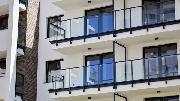 Edifícios Apartamentos Modernos Dia Ensolarado Com Céu Azul Fachada Moderno — Fotografia de Stock