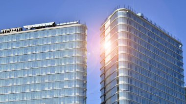 Parlak yüzlü apartman dairesi. Bir sürü kare cam pencere ve balkonu olan modern minimalist mimari.