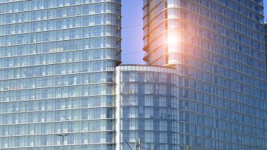 Parlak yüzlü apartman dairesi. Bir sürü kare cam pencere ve balkonu olan modern minimalist mimari.