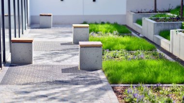 Konut binasının yanındaki bahçe ve kamu bahçesinin bir kısmı..