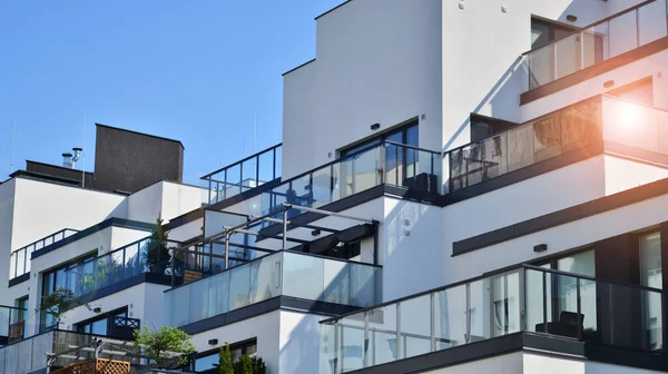Edifício Apartamentos Com Fachadas Brilhantes Arquitetura Minimalista Moderna Com Muitas — Fotografia de Stock
