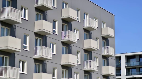 Parlak Yüzlü Apartman Dairesi Bir Sürü Kare Cam Pencere Balkonu — Stok fotoğraf