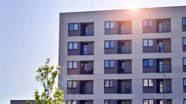 Lägenhet Byggnad Med Ljusa Fasader Modern Minimalistisk Arkitektur Med Massor — Stockfoto