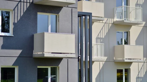 Mehrfamilienhaus Mit Hellen Fassaden Moderne Minimalistische Architektur Mit Vielen Quadratischen — Stockfoto