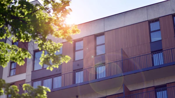 stock image Eco architecture. Green tree and new apartment building. The harmony of nature and modernity. Modern residential building with new apartments in a green residential area. 