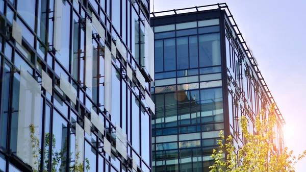 Reflejo Del Moderno Edificio Comercial Sobre Vidrio Con Luz Solar — Foto de Stock