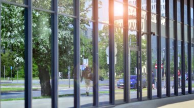 Yeni ticari binaların panoramik pencereleri. Kira için geliştirme standardında ticari mülkiyet.