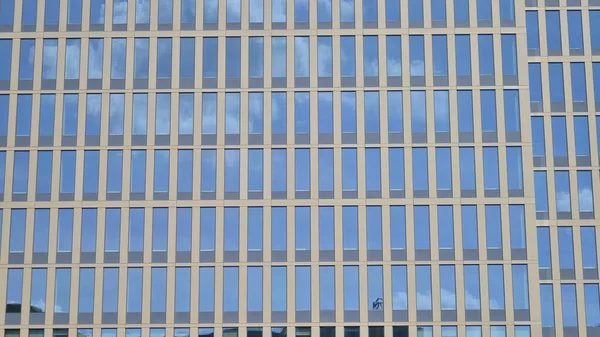 Abstrakte Nahaufnahme Der Mit Glas Verkleideten Fassade Eines Modernen Gebäudes — Stockfoto