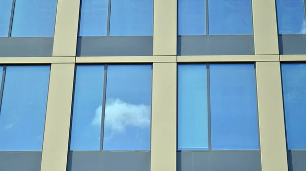 Fecho Abstrato Fachada Revestida Vidro Edifício Moderno Coberto Vidro Reflexivo — Fotografia de Stock