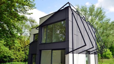 Ormanlık alanda lüks bir ev. Tek kişilik bir evin dış görünüşü.. 