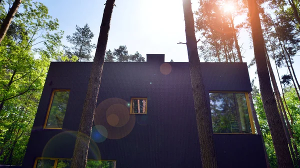 Casa Luxo Área Arborizada Fragmento Uma Fachada Casa Unifamiliar — Fotografia de Stock