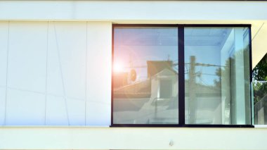 Açık fikirli zarif bir beyaz saray. Modern lüks villanın dış görünüşü. Geniş camlı, modern bir ev..