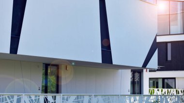 Açık fikirli zarif bir beyaz saray. Modern lüks villanın dış görünüşü. Geniş camlı, modern bir ev..