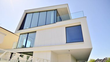 Açık fikirli zarif bir beyaz saray. Modern lüks villanın dış görünüşü. Geniş camlı, modern bir ev..