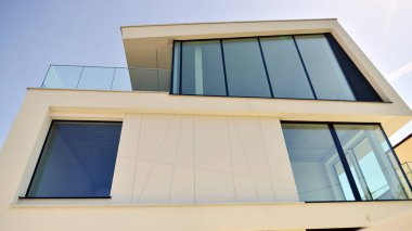 Açık fikirli zarif bir beyaz saray. Modern lüks villanın dış görünüşü. Geniş camlı, modern bir ev..