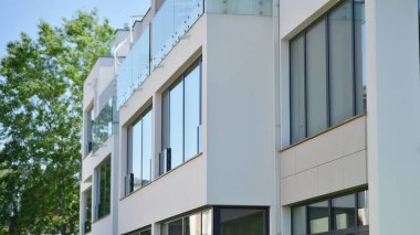 Beyaz daire kompleksi. Modern bir apartmanın küçük bir parçası..