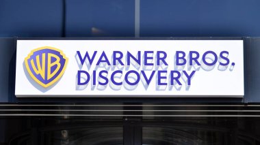 Varşova, Polonya. 21 Mayıs 2021. Warner Bros 'u imzala. Keşif. Şirket tabelası Warner Bros. Keşif