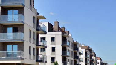 Şehrin yerleşim bölgesinde modern bir apartman..