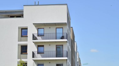 Şehrin yerleşim bölgesinde modern bir apartman..