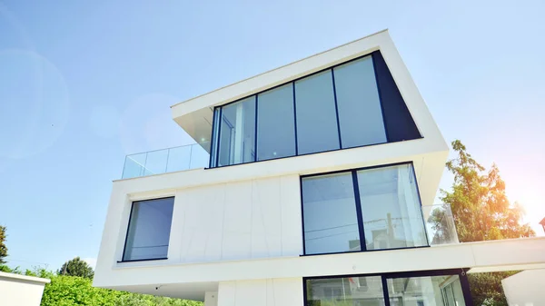 Elegante Casa Blanca Con Concepto Abierto Moderna Villa Lujo Exterior — Foto de Stock