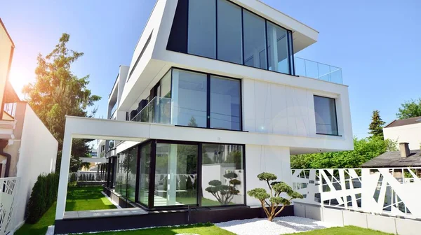 Elegante Casa Branca Com Conceito Aberto Villa Luxo Moderno Exterior — Fotografia de Stock
