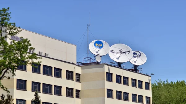 波兰华沙 2021年5月21日 Tvn华纳兄弟公司大楼屋顶上的卫星天线探索电视台 — 图库照片