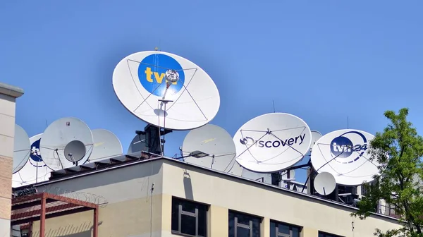 波兰华沙 2021年5月21日 Tvn华纳兄弟公司大楼屋顶上的卫星天线探索电视台 — 图库照片