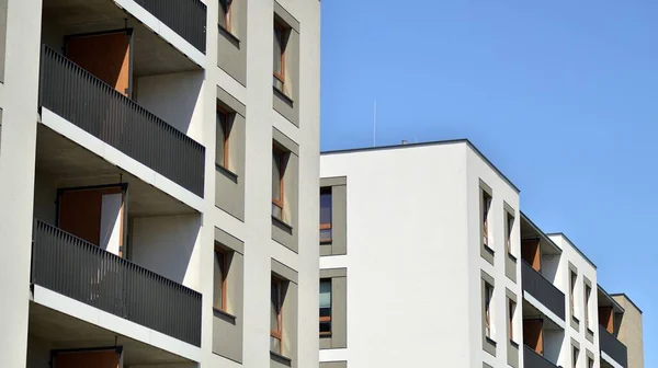 Moderno Edifício Apartamentos Uma Área Residencial Uma Cidade — Fotografia de Stock