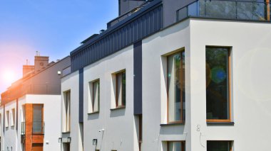 Yeni geliştirilmiş konutlarda teraslı aile evleri. Banliyödeki emlak piyasası. Yeni bir gelişme bölgesinde yeni bekar aile evleri. Modern görünüşlü konutlar.. 