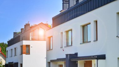 Yeni geliştirilmiş konutlarda teraslı aile evleri. Banliyödeki emlak piyasası. Yeni bir gelişme bölgesinde yeni bekar aile evleri. Modern görünüşlü konutlar.. 