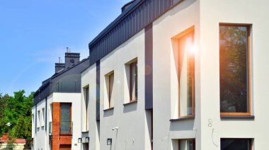 Yeni geliştirilmiş konutlarda teraslı aile evleri. Banliyödeki emlak piyasası. Yeni bir gelişme bölgesinde yeni bekar aile evleri. Modern görünüşlü konutlar.. 