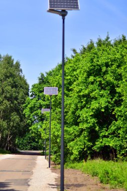 Sokak lambası güneş paneliyle çalışıyor. Batarya da dahil. Güneşten gelen alternatif enerji.