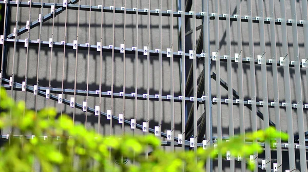 建物の金属製のファサード 建物上のアルミニウムファサードとアルミパネルの詳細 鋼フレームパネルのクラッディング — ストック写真