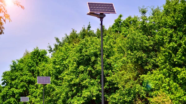Sokak Lambası Güneş Paneliyle Çalışıyor Batarya Dahil Güneşten Gelen Alternatif — Stok fotoğraf